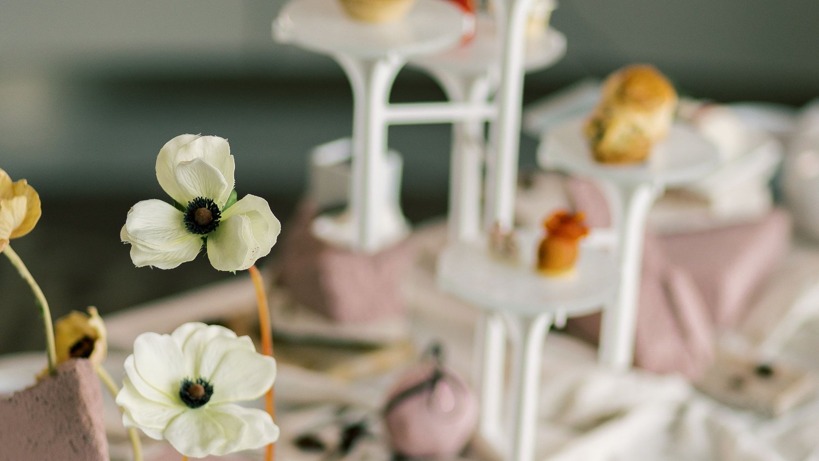 Dekoracija sa cvećem i poslužavnicima